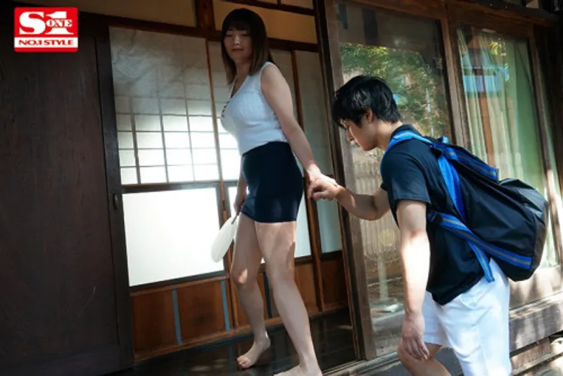 Anh chàng dâm dục củ khoải khi nhìn trộm em họ cắm sừng với chồng