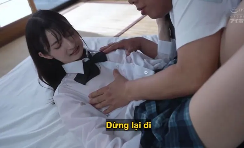 Bố dượng không còn kiềm được trước cô con gái trong bộ đồng phục bị ướt mưa